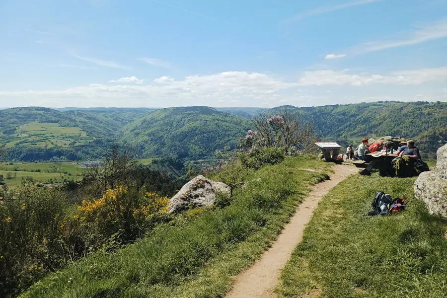 © S. Delaunay Rochegude, dominant la vallée de l'Allier.